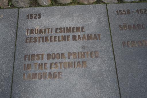 V centru měli jednu uličku, kterou lemovaly desky popisující historii Estonská.