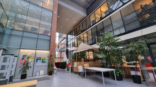 Vnitřek budovy elektrotechnické fakulty a fakulty věd