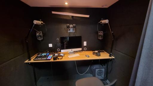 Nahrávací studio v knihovně